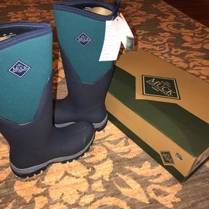 Women’s size 8 muck boots- brand new in box